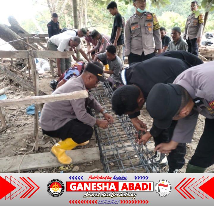 Personel Polres Aceh Tenggara Bersama Brimob dan Masyarakat Rakit Besi Jembatan Gantung