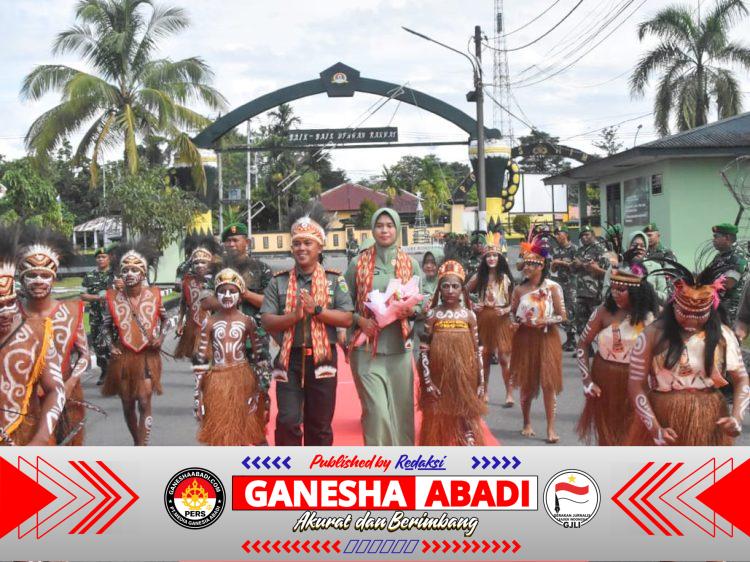 Dandim 1710/Mimika Baru Disambut Tarian Adat Kamoro, Simbol Kehormatan dan Awal Pengabdian