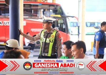 Polres Gresik Gelar Rampcheck dan Tes Urine Pengemudi Angkutan Umum Jelang Nataru 2025
