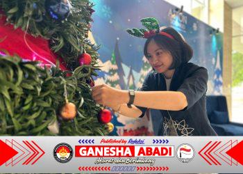 Pohon Natal dari 2.025 Bonggol Nanas, Aston Sidoarjo Tunjukkan Komitmen Nyata Zero Waste Hotel