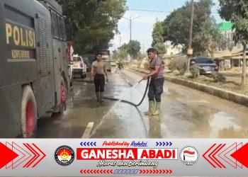 Polri Bersihkan dan Siram Jalan Protokol Aceh Tamiang, Minimalisir Debu Pascabanjir