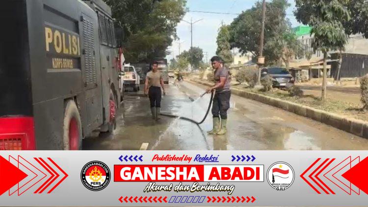 Polri Bersihkan dan Siram Jalan Protokol Aceh Tamiang, Minimalisir Debu Pascabanjir