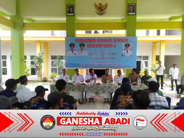 Pemkab Gresik Serahkan Bantuan Traktor ke Gapoktan Kedamean, Wabup Asluchul Arif Dorong Modernisasi Pertanian