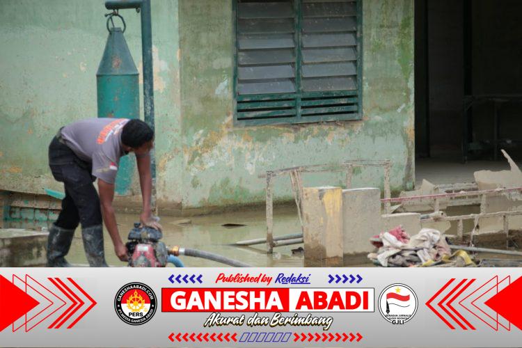 Genap Sebulan Pascabanjir, Brimob Polri Bantu Kurangi Genangan di Kompi Senapan A Yonif 111/Karma Bakti Aceh Tamiang