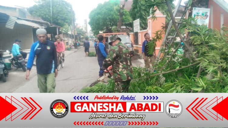 Babinsa Joyotakan Bersama Saberling Gelar Kerja Bakti, Antisipasi Penyakit dan Pohon Tumbang di Musim Hujan