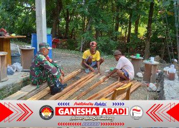 Babinsa Koramil Sambi Bantu Renovasi Rumah Warga, Wujud Nyata Kemanunggalan TNI dan Rakyat