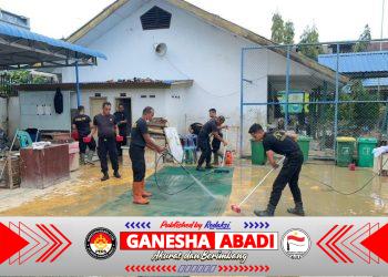 Brimob Polda Sumut Bersihkan SMA Negeri 1 Tanjung Pura Pascabanjir, Polri Tegaskan Kepedulian terhadap Dunia Pendidikan