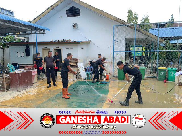 Brimob Polda Sumut Bersihkan SMA Negeri 1 Tanjung Pura Pascabanjir, Polri Tegaskan Kepedulian terhadap Dunia Pendidikan