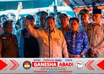 Panglima TNI Dampingi Presiden RI Tinjau Posko Pengungsian dan Dapur Lapangan di Padang Pariaman