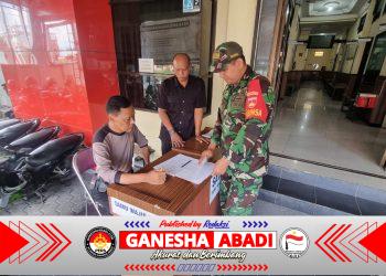 Babinsa Kelurahan Tipes Jalin Komsos dengan Security Kampus Duta Bangsa