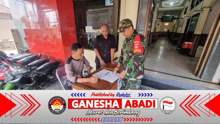 Babinsa Kelurahan Tipes Jalin Komsos dengan Security Kampus Duta Bangsa