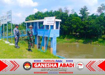 Babinsa Joyotakan Bersama Linmas Patroli Pintu Air Plalang, Antisipasi Banjir di Musim Hujan