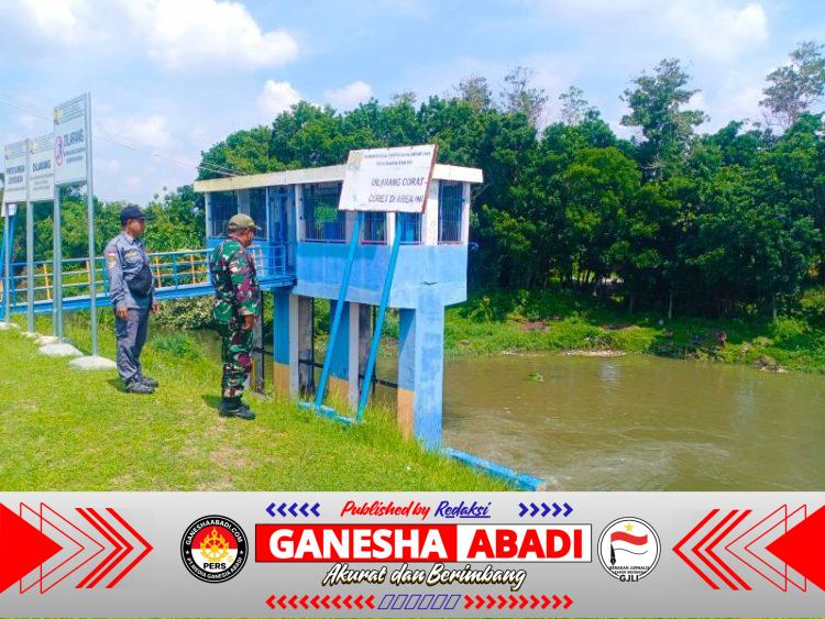Babinsa Joyotakan Bersama Linmas Patroli Pintu Air Plalang, Antisipasi Banjir di Musim Hujan