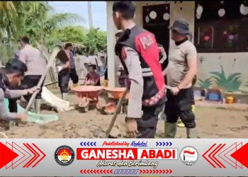 Polres Pidie Jaya Bersama Warga Gotong Royong Pulihkan Fasilitas Pascabanjir