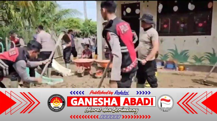 Polres Pidie Jaya Bersama Warga Gotong Royong Pulihkan Fasilitas Pascabanjir