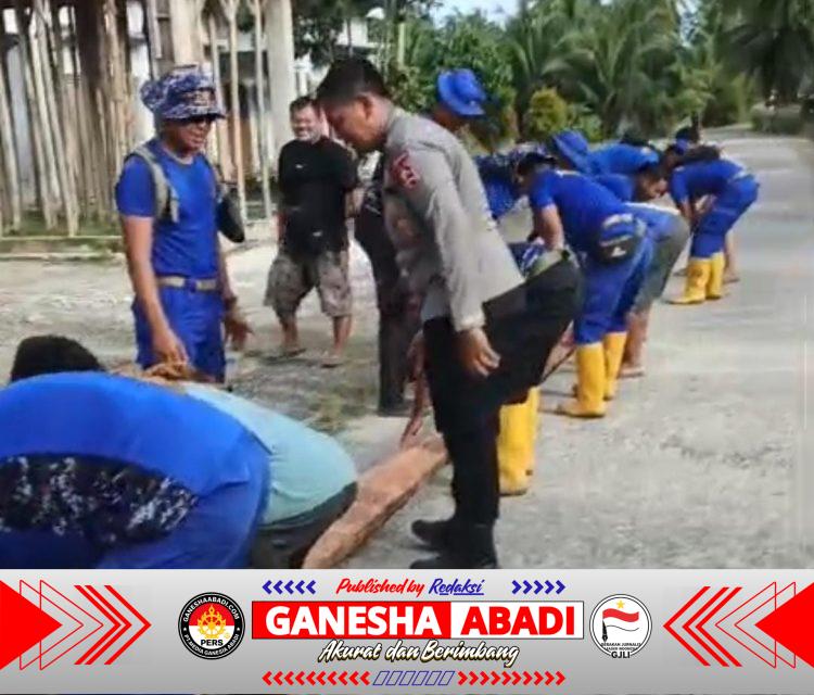 Tim SAR Korpolairud dan Warga Gotong Royong Bangun Jembatan Sementara di Padang Pariaman
