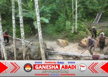 Polres Bener Meriah dan Brimob Aceh Bergerak Cepat Pulihkan Akses Jalan Warga Pascabencana