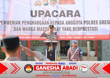 Kapolres Gresik Beri Penghargaan kepada Personel dan Warga Berprestasi, Tegaskan Budaya Apresiasi dan Integritas