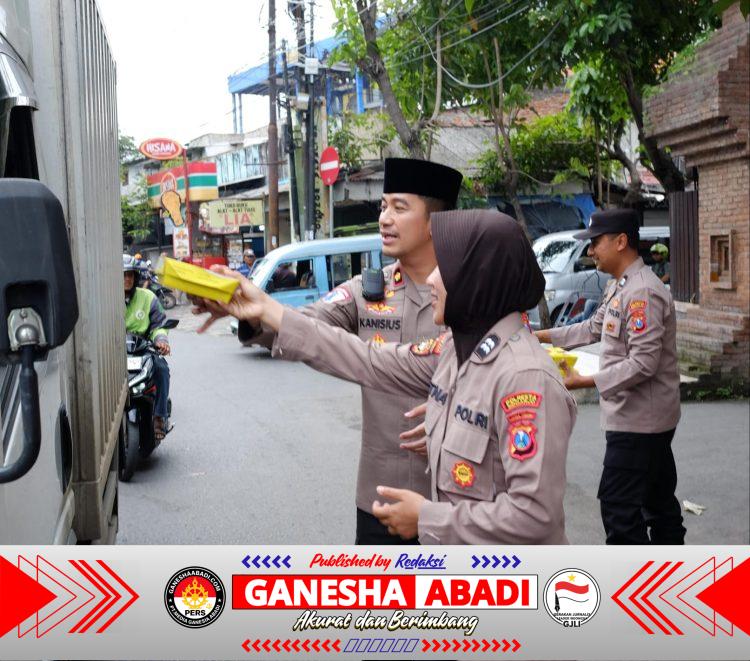 Polsek Taman Gelar Jumat Berkah, Bagikan Makanan dan Sampaikan Pesan Kamtibmas