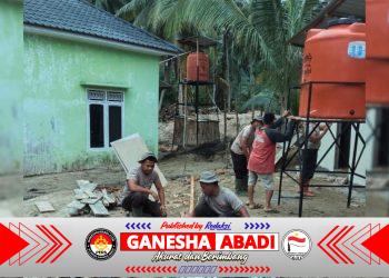 Brimob Polda Sumut Bersama Warga Bangun MCK Pascabanjir di Tapanuli Selatan