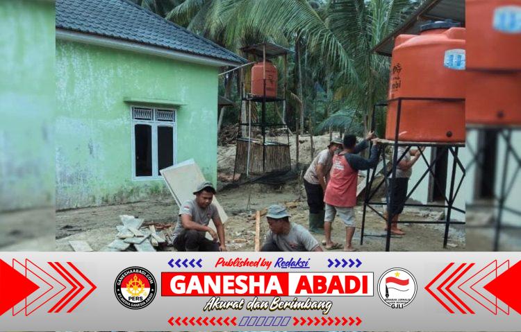 Brimob Polda Sumut Bersama Warga Bangun MCK Pascabanjir di Tapanuli Selatan