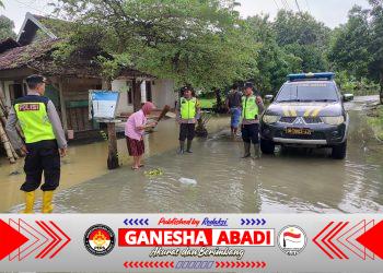Polisi Siaga Pantau Banjir di Jakenan, Pastikan Jalan dan Permukiman Tetap Aman