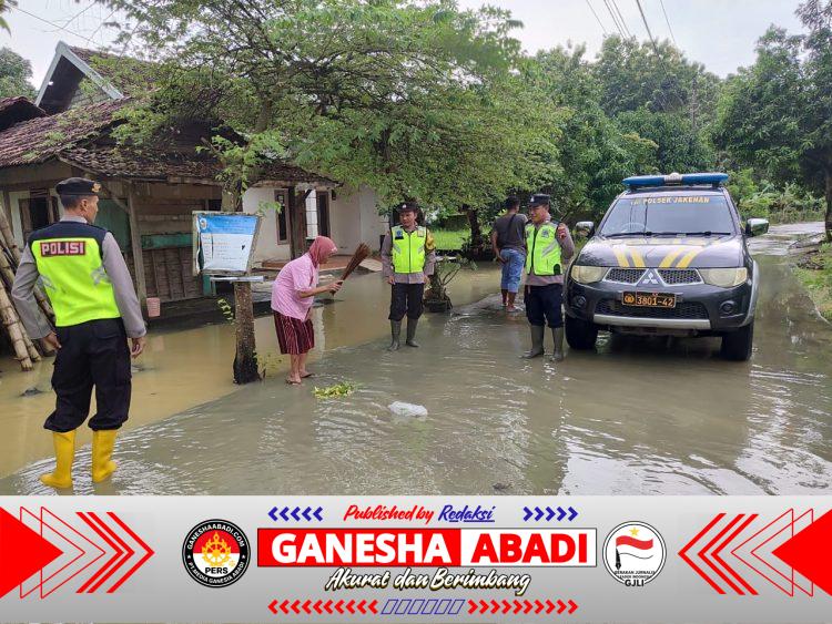 Polisi Siaga Pantau Banjir di Jakenan, Pastikan Jalan dan Permukiman Tetap Aman