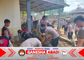 Polres Pidie Jaya Bersama Warga Gotong Royong Pulihkan Polindes Meunasah Mancang Pasca Banjir