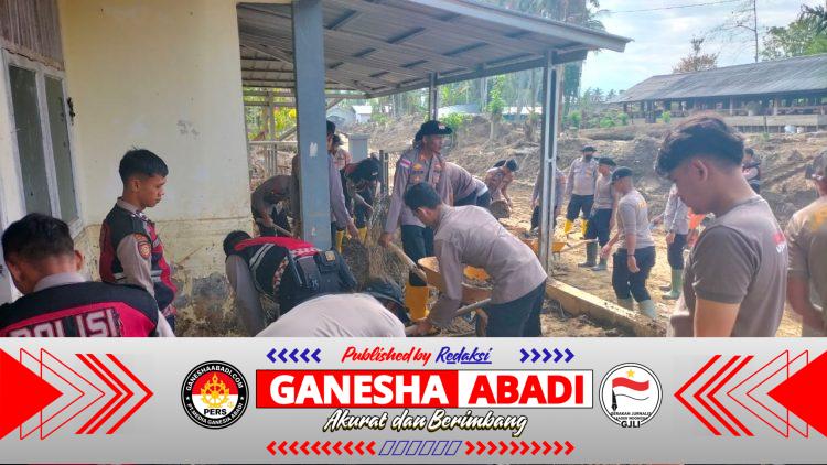 Polres Pidie Jaya Bersama Warga Gotong Royong Pulihkan Polindes Meunasah Mancang Pasca Banjir