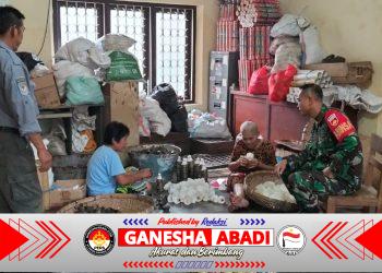 Babinsa Serengan Berikan Motivasi UMKM Pengrajin Shuttlecock di Dawung Kulon