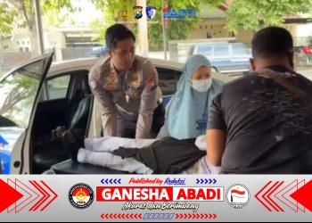Kasat Lantas Polresta Banyuwangi Sigap Evakuasi Korban Kecelakaan di Terminal Brawijaya
