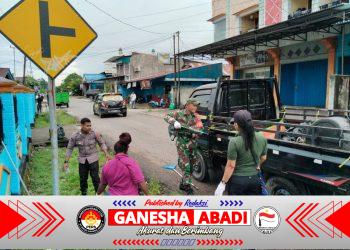 Babinsa Koramil Timika Bersama Bhabinkamtibmas Ajak Warga Kerja Bakti Bersihkan Lingkungan Inauga