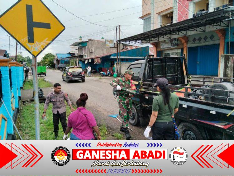 Babinsa Koramil Timika Bersama Bhabinkamtibmas Ajak Warga Kerja Bakti Bersihkan Lingkungan Inauga