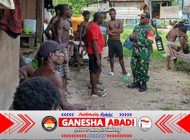 Babinsa Koramil Kokonao Pererat Kedekatan dengan Warga Kapiraya Lewat Komsos