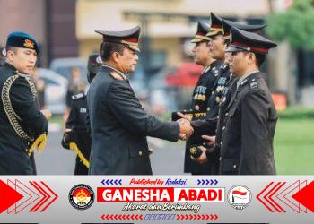 Kapolda Jatim Pimpin Upacara Hari Kesadaran Nasional dan Anugerahkan Satyalancana Pengabdian kepada Ribuan Personel