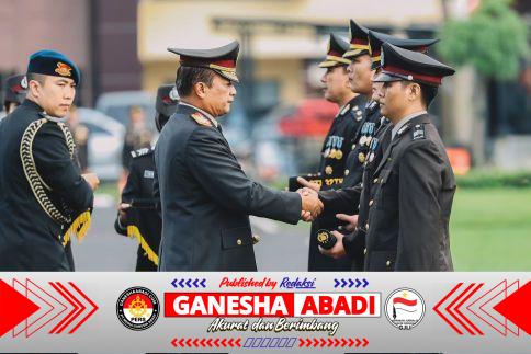 Kapolda Jatim Pimpin Upacara Hari Kesadaran Nasional dan Anugerahkan Satyalancana Pengabdian kepada Ribuan Personel