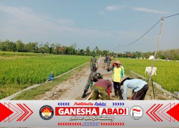 Babinsa Koramil Karangmalang Gotong Royong Pembereman Jalan Antar Dukuh di Guworejo