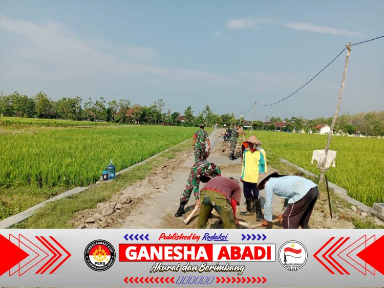 Babinsa Koramil Karangmalang Gotong Royong Pembereman Jalan Antar Dukuh di Guworejo