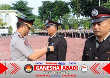 Polres Gresik Anugerahkan Penghargaan dan Satyalancana Pengabdian kepada Personel Berprestasi