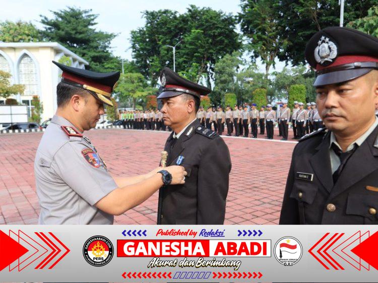 Polres Gresik Anugerahkan Penghargaan dan Satyalancana Pengabdian kepada Personel Berprestasi