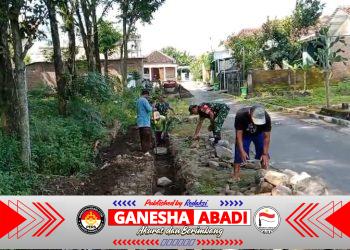 Babinsa Koramil Karangmalang Budayakan Gotong Royong, Bangun Talud Jalan di Desa Guworejo