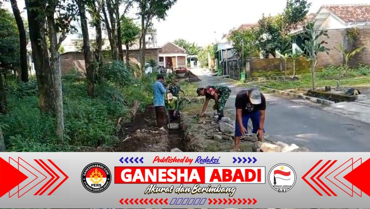 Babinsa Koramil Karangmalang Budayakan Gotong Royong, Bangun Talud Jalan di Desa Guworejo