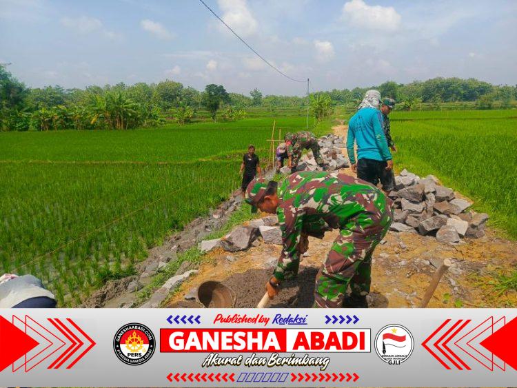 Babinsa Koramil Kalijambe Bersama Warga Bangun Jalan Pertanian di Desa Banaran