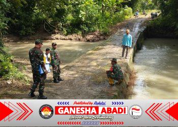 Babinsa Gesi Cek Jembatan, Antisipasi Kerawanan Musim Hujan