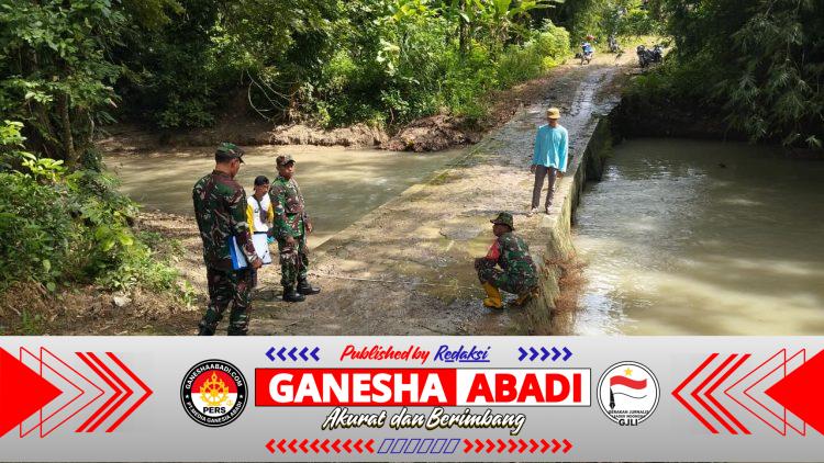 Babinsa Gesi Cek Jembatan, Antisipasi Kerawanan Musim Hujan