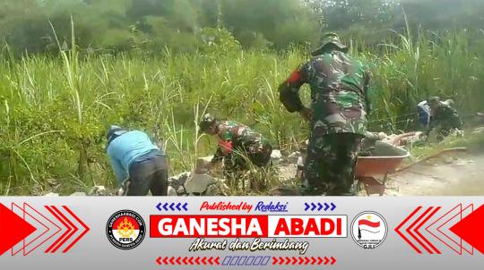 Babinsa Gesi Bersama Warga Bangun Talud Jalan Desa Srawung, Cegah Longsor dan Tingkatkan Keselamatan