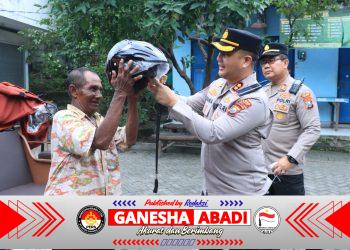Operasi Keselamatan Semeru 2026, Kapolres Gresik Pimpin Aksi Simpatik Bagikan Helm SNI untuk Pengemudi Becak Listrik