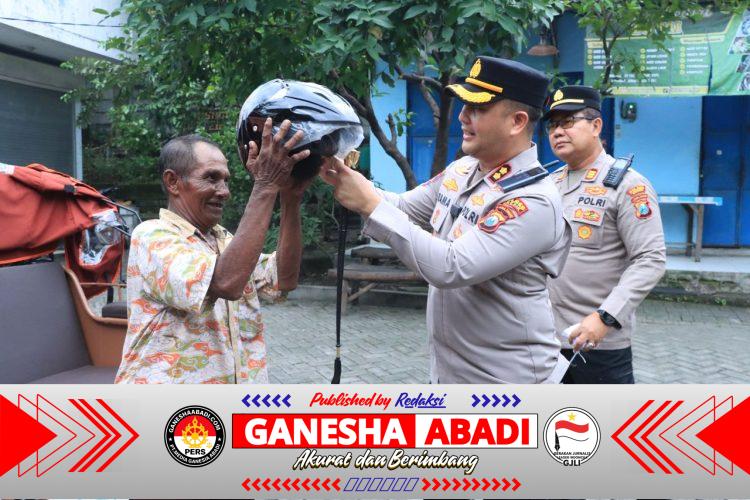 Operasi Keselamatan Semeru 2026, Kapolres Gresik Pimpin Aksi Simpatik Bagikan Helm SNI untuk Pengemudi Becak Listrik