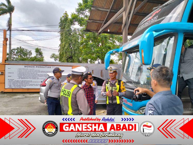 Untuk Keselamatan, Polres Lamongan Ramp Check Bus Pariwisata Jelang Harlah NU
