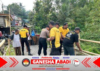 Polres Ponorogo Bergerak Cepat Tangani Longsor Jalan Penghubung Antar Desa di Ngebel